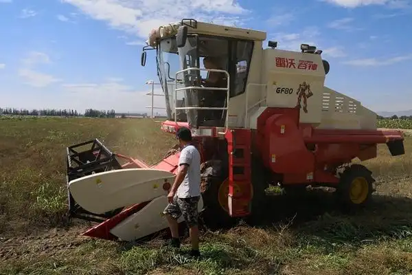 白银日报:国内首台胡麻联合收获机亮相条山农场