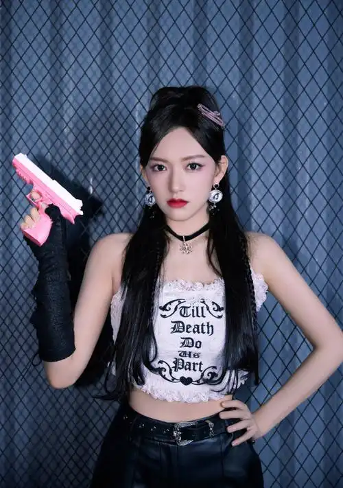 程潇节目上变摇滚甜心 背心配皮裤酷飒有型