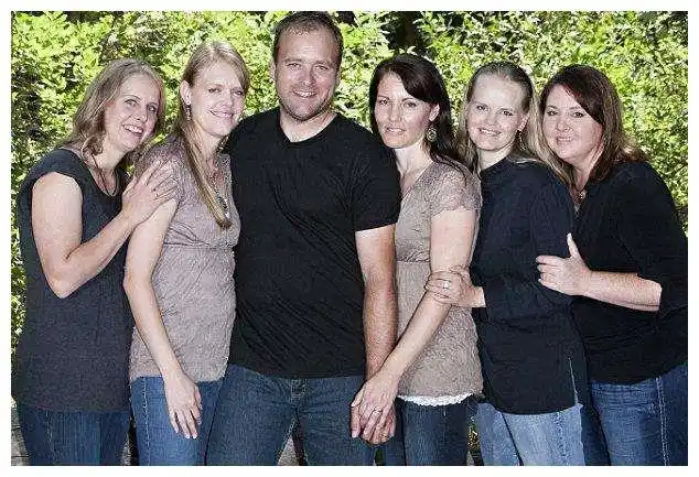 世界上这4个国家实行一夫多妻制有钱随便娶不娶还要坐牢