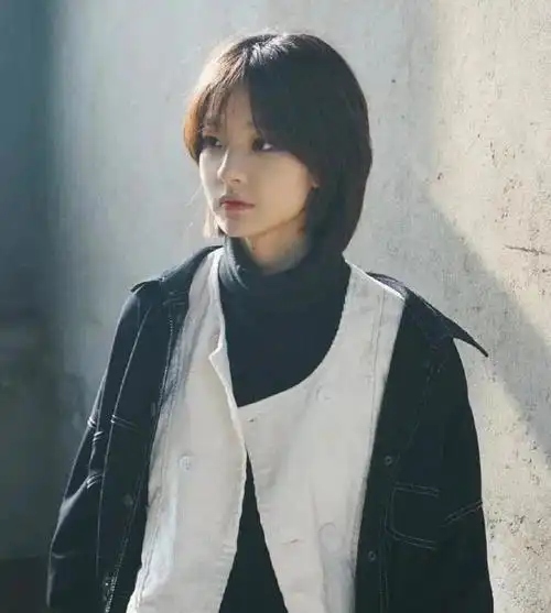 这是一款齐肩短发这款发型更适合学生党选择,充满青春活力,头发需要剪