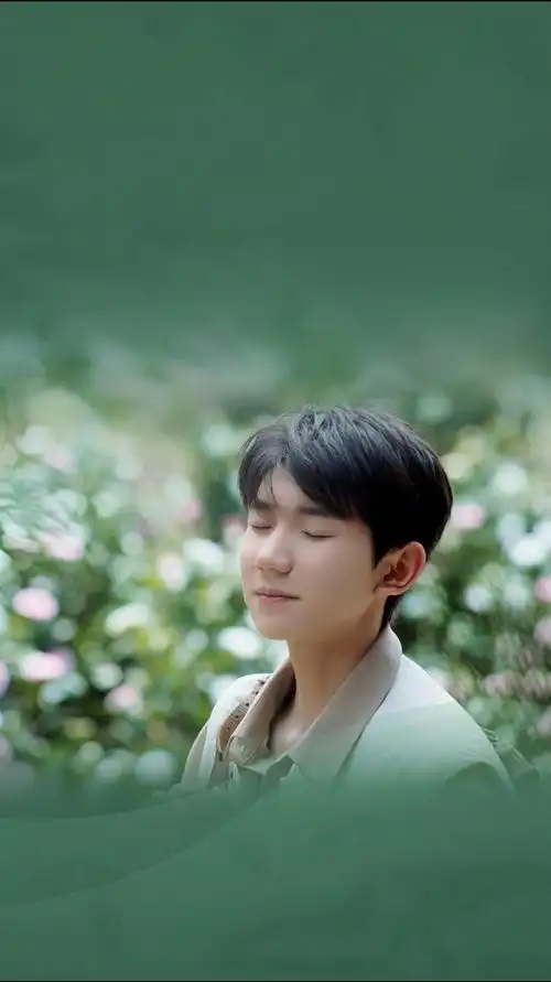 王源超话#王源溪木源品牌代言人#  无文字高清图  (p2去不了文字但