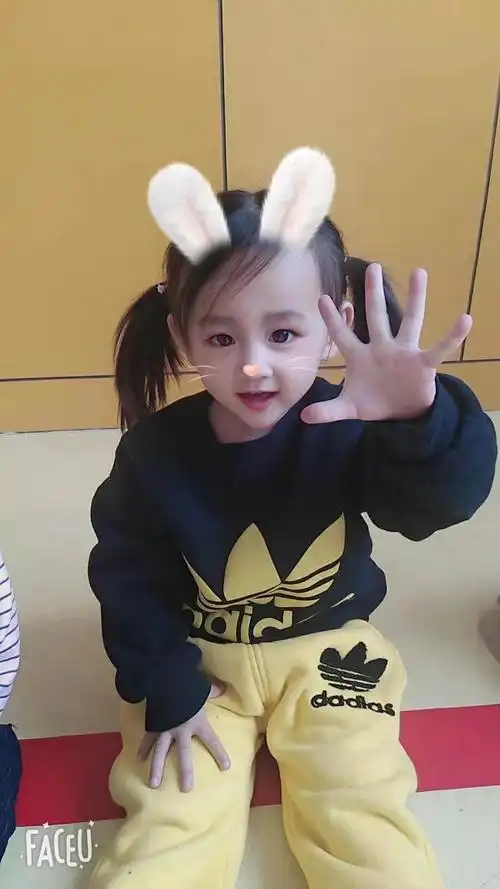 可爱腼腆的小女孩