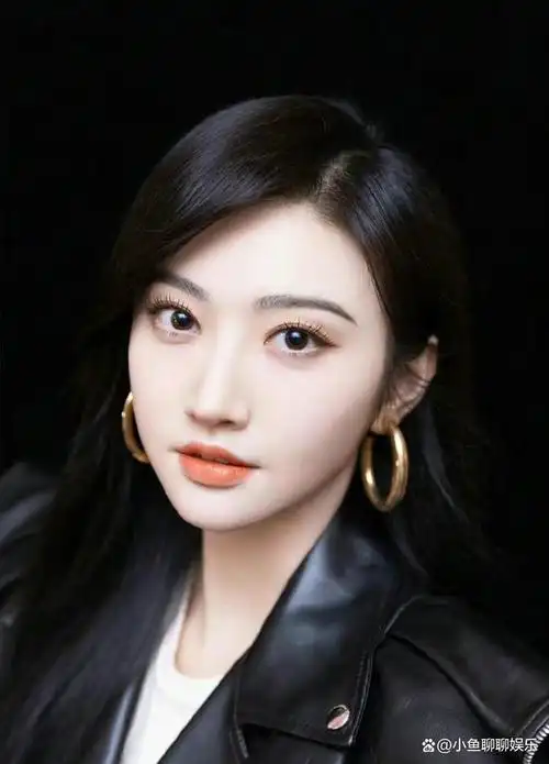 5月27日,颖儿在社交平台晒出了景甜为自己剧组送的奶茶照片,并且在文