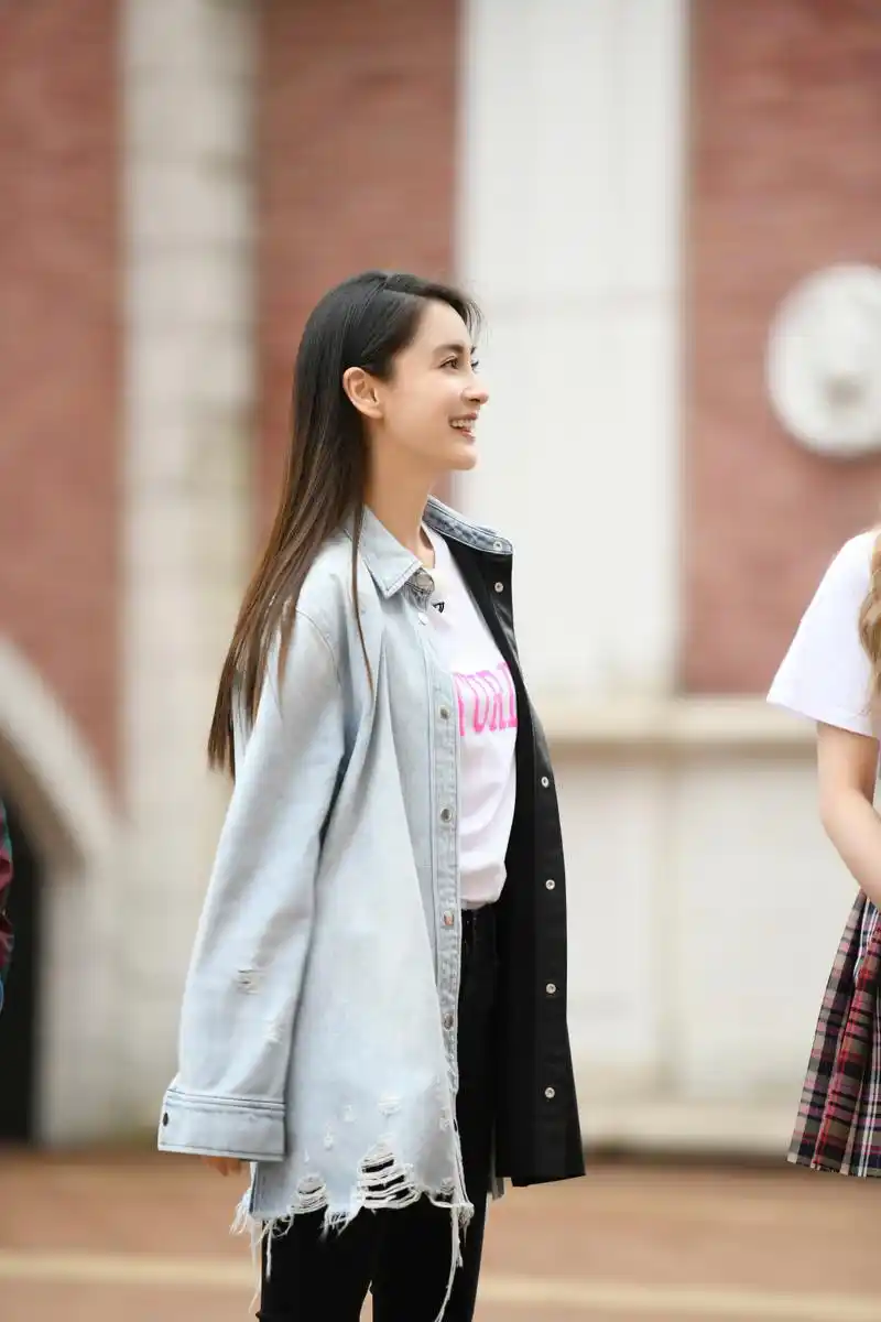 杨颖穿闺蜜同款走机场,长款卫衣真显瘦,鸭舌帽难掩素颜好状态