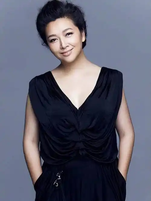 江珊的美,从年轻时的风华绝代,到如今的优雅,真是稳重啊!