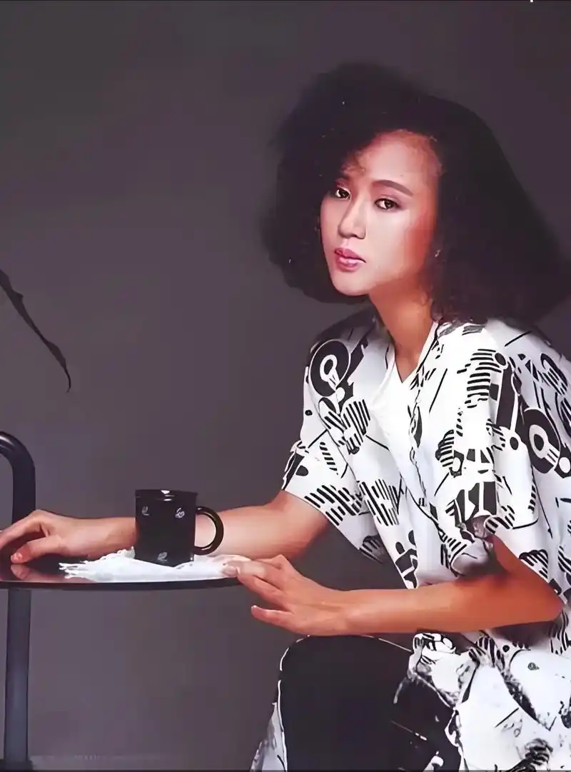 邓妙华,1960年出生,八十年代女歌手.1981年