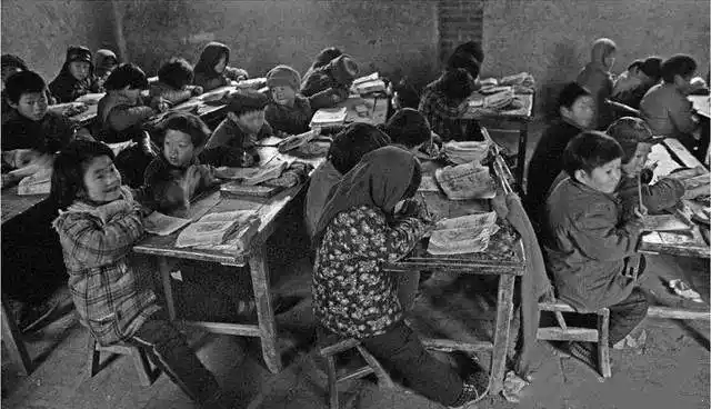 1912 年(民国元年)7 月,在城内育贤西街建女子小学校 1处.