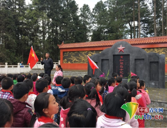 图为龙家小学教导主任毛成龙给同学们讲红军烈士事迹.