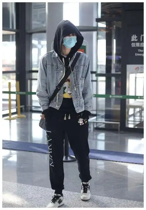 陈宥维穿休闲装包裹严实难掩帅气 双手插裤袋大步流星潇洒随性