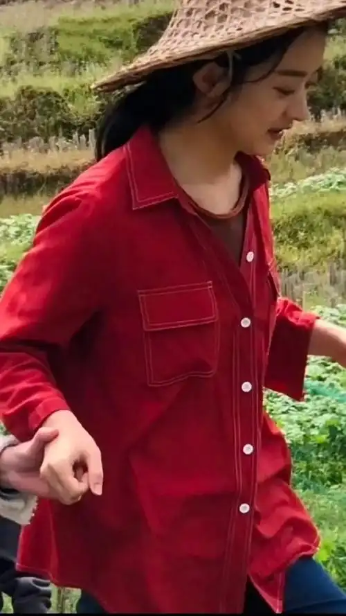 赵丽颖拍戏干农活,锄地姿势不熟练,网友调侃:忘了出身