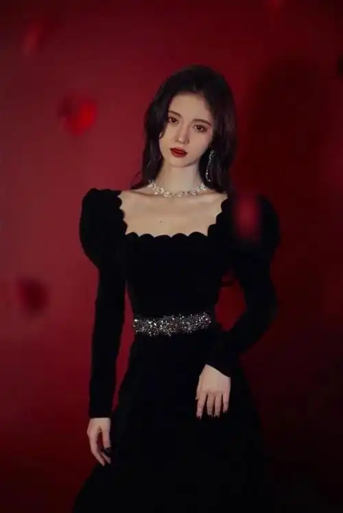 鞠婧祎黑色礼服鞠婧祎黑色丝绒长裙大波浪加红唇气场全开