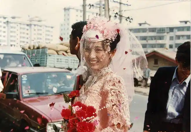 上个世纪八十年代,风靡一时的婚俗,第一位新娘神似演员郑爽