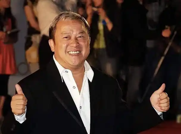 据港媒最新报道,现年70岁的香港知名男星,tvb总经理曾志伟,最近身体