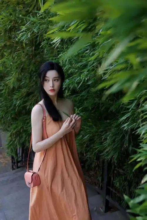 40岁范冰冰又扮嫩了!穿宽松吊带裙走清纯风,初恋脸把人美到了