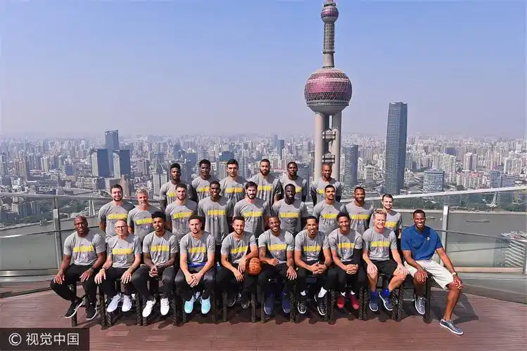 高清图:中国赛上海站前瞻 勇士队塔前照全家福