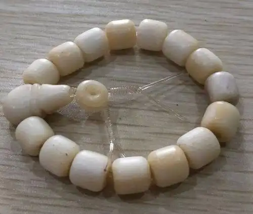 牛骨手串 没有脱脂,品相一般 不过跟越盘越润, 揉骨为玉的驼骨手串不