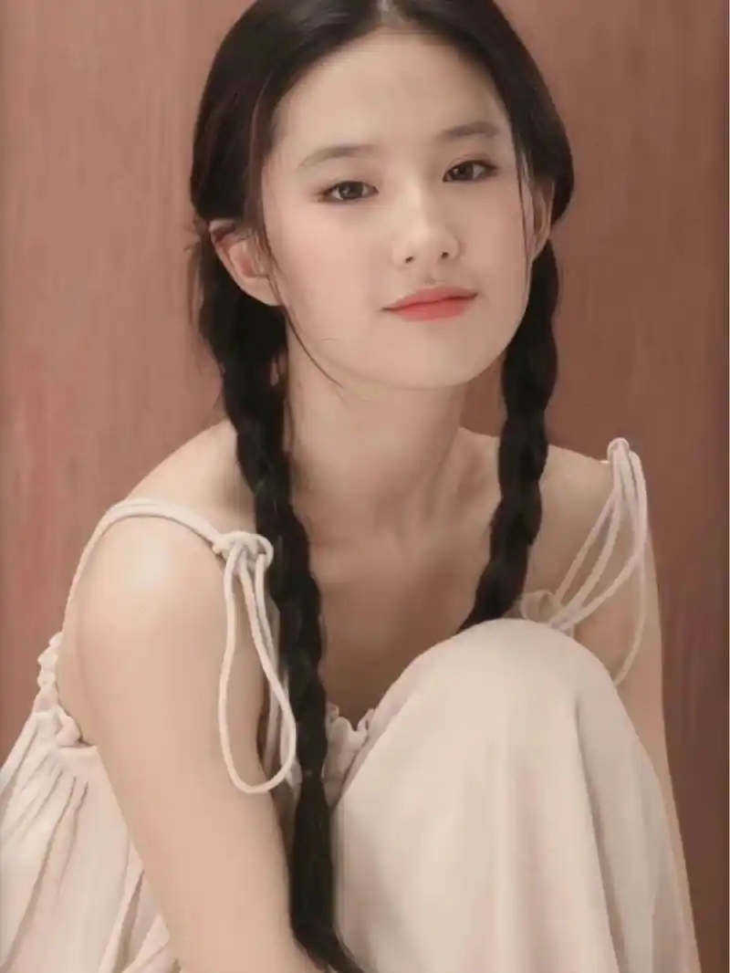 刘亦菲双马尾辫洋溢青春