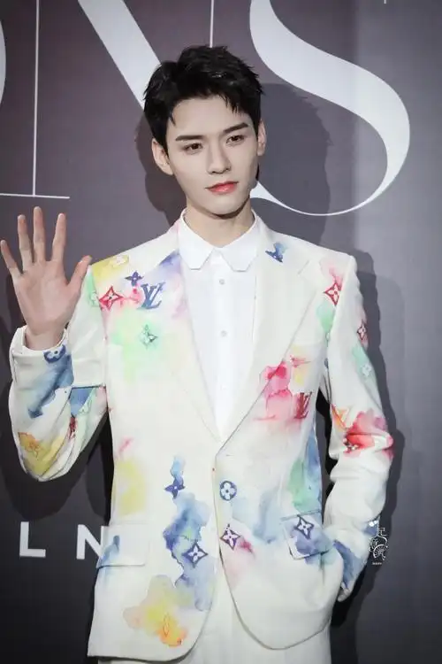 浪浪钉[超话]##龚俊好像花蝴蝶##时尚芭莎年度派对