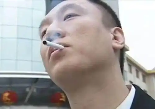 孙红雷 孙红雷抽着烟瞪人,可真是痞子风满满.