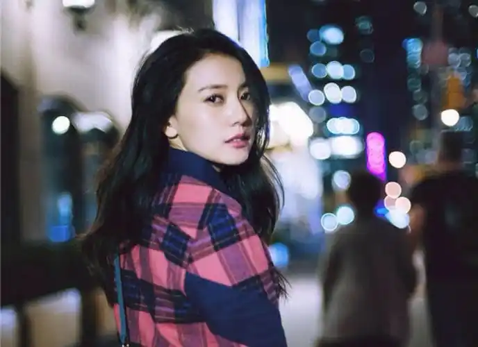 高圆圆头发长长短短多少年,最爱回眸一笑,真的很迷人!