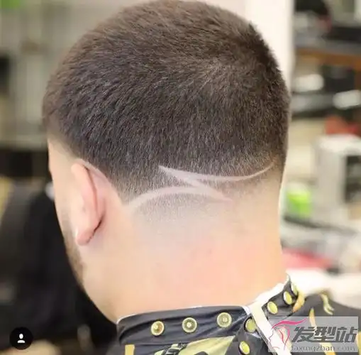剪个寸头非常清爽凌乱,侧后方雕刻个简单的图案,提升整体的时尚气质