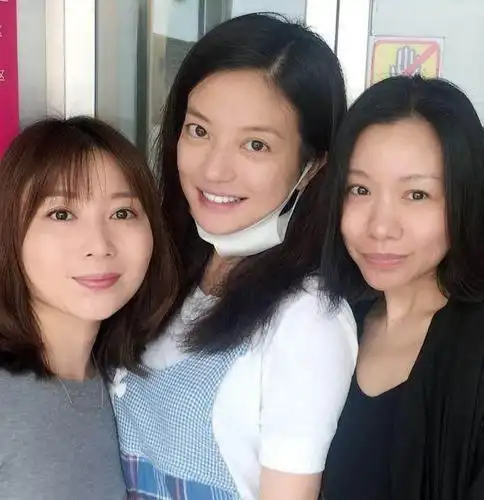 赵薇素颜跟陈晓合影气色苍白略憔悴但这才是纯天然的中年样