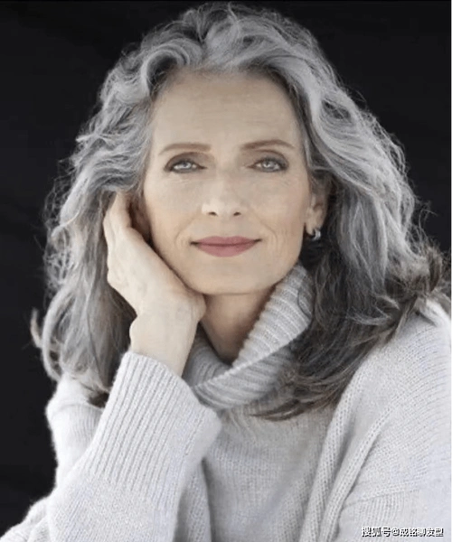 等你老了别嫌弃白发,注重发型搭配,会美得"时髦,体面,大方"