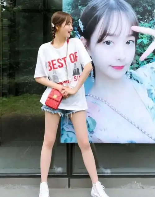 赵尧珂宽松白t 牛仔短裤,长腿不输李溪芮,176身高没白长