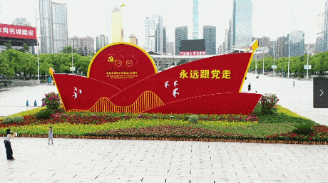 "三面礼物盒"非常吸睛整体采用礼盒设计,顶部为红色礼盒结主体分初心