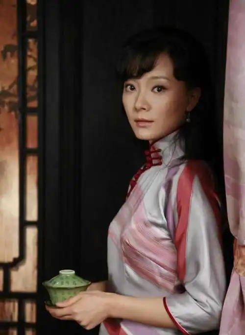 但最经典的当属电视剧《倾城之恋》中的白流苏一角,不同于方艳芸浓艳