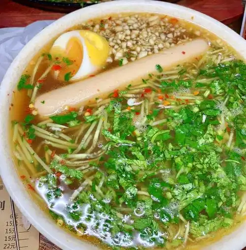 30年历史的农安热汤冷面烤制20多分钟的铁板鲫鱼新疆红柳大串吃出小