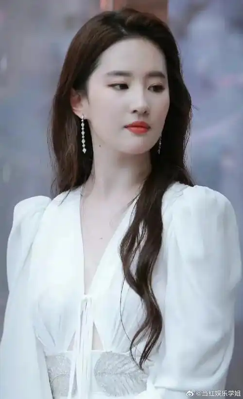 哪个臭小子被刘亦菲喜欢过#36岁刘亦菲比大学生还像大学生?