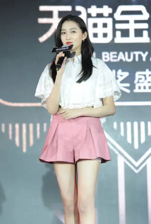 关晓彤不仅身材好衣服的选择也是很棒轻松打造大长腿