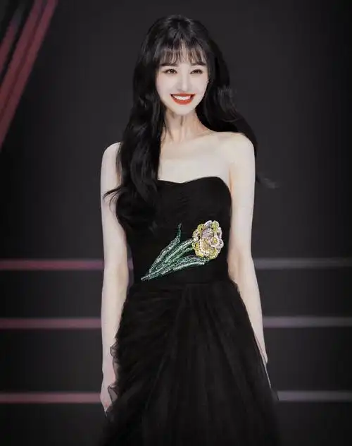 郑爽终于认真营业了!婚纱长裙尽显优雅,第四套娇艳欲滴不敢认