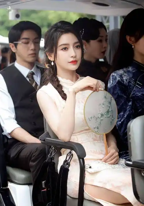 angelababy《萌探2》路透来袭,穿旗袍尽显灵动,33岁美如画_新造型_女