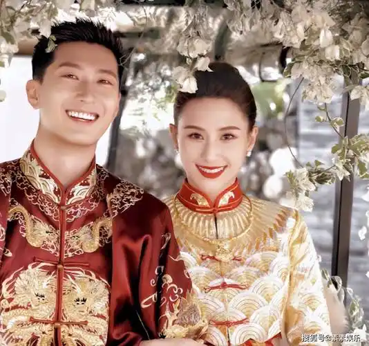 袁弘宋轶祝福何超莲和窦骁,他们坐在花车上进入婚礼现场