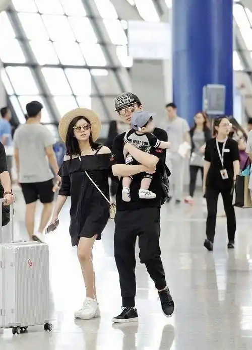 陈晓黑白look携儿子小星星现身机场,疑似回应微博评论?