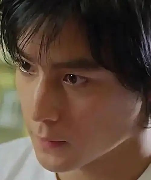 吴彦祖为建筑系学生上网课,穿深色外套超低调,47岁仍超帅气!