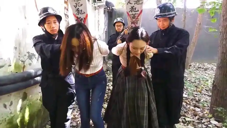 女死刑犯被执行枪毙,走前穿上新衣服