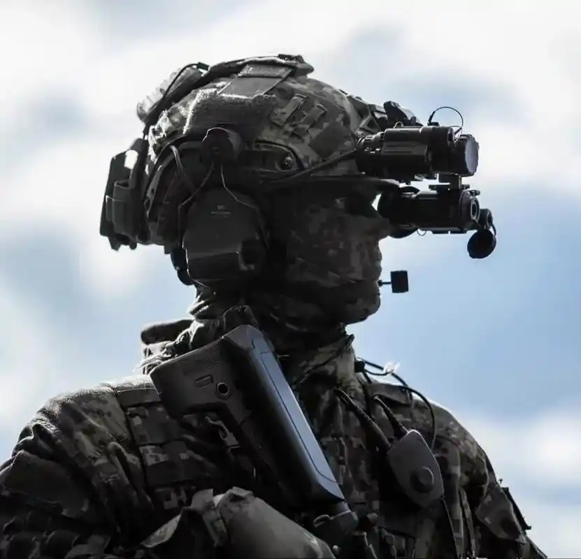 解放军的单兵装备越来越先进了,我不说大家还以为是外军的,单兵飞行