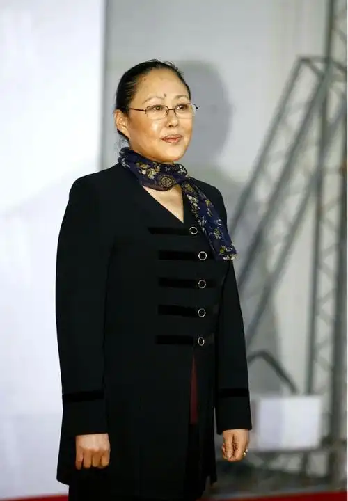 斯琴高娃挺不服老的,画红嘴唇的样子真个性,一身长裙更显气质