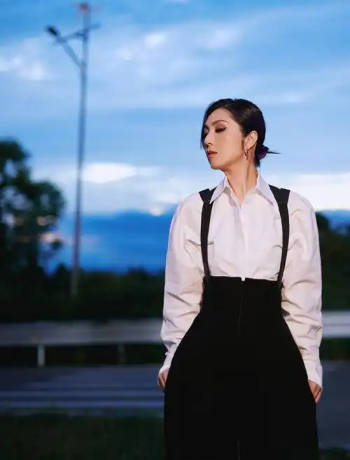 杨千嬅超话夜色綿延,駐足時有暖風相伴,泛起音樂漣漪,點燃美妙的夜晚.