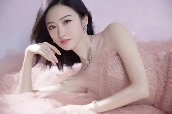 景甜粉色抹胸长裙