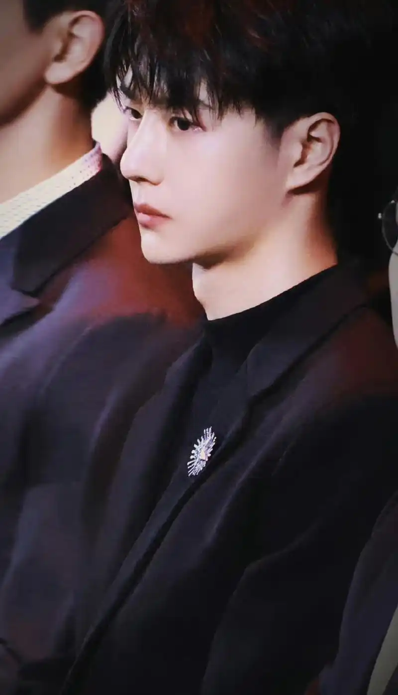 王一博微博之夜内场神图频出,戴手套原因曝光引粉丝心疼