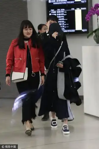 赵丽颖助理抢镜.  图片来源:cc/视觉中国