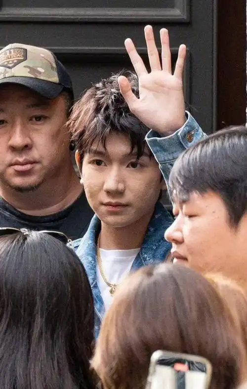 王源米兰时装周生图惹争议脸上坑洼痘印明显粉丝咬定被p黑图