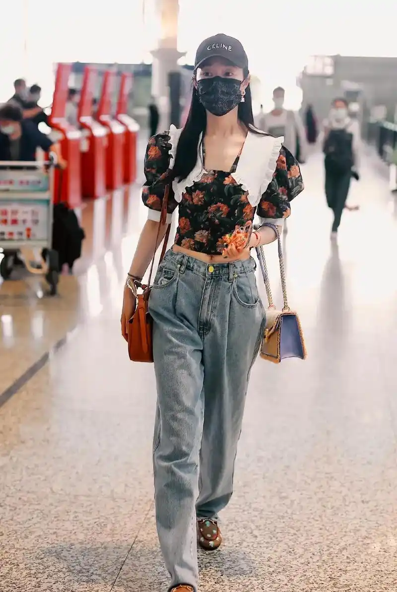 2021年的宋轶太美了穿娃娃领上衣搭配牛仔裤显得甜美俏皮