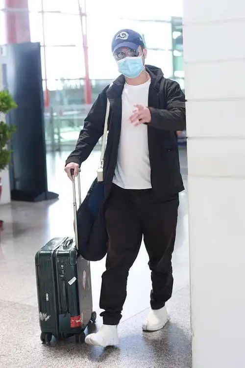 吴京久违出镜,头戴棒球帽穿一身黑白配,太酷了