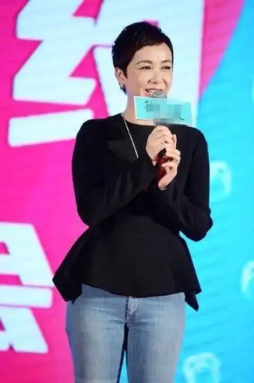 蒋雯丽穿衣风格开放度与年龄成正比这蕾丝裙的镂空度达50