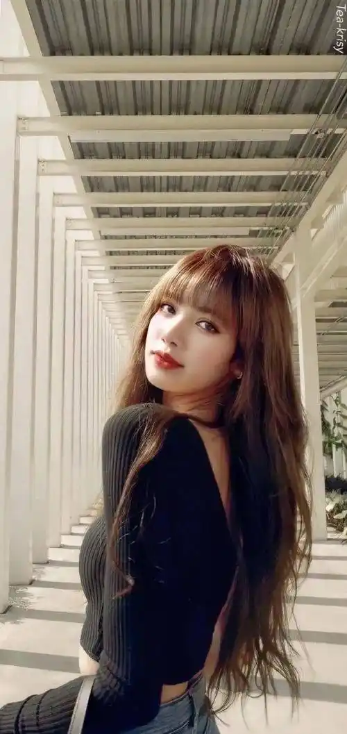 原创lisa回归造型曝光齐刘海及腰长发全包眼线风格你能接受吗